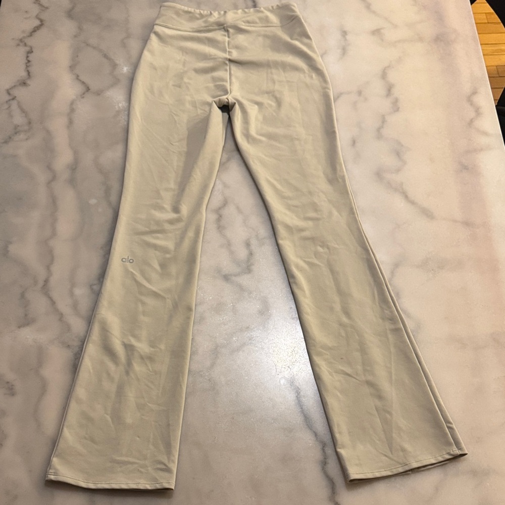 ALO Airbrush Flutter Leggings - Cream/Tan - Picture 8 of 9